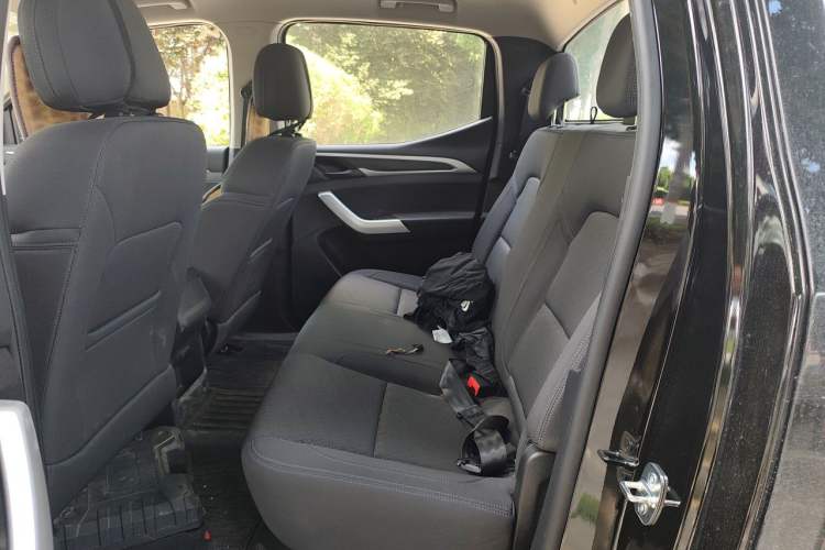 Used SAIC MAXUS T60 2026 Model 2.0T Manual Diesel Four-Wheel Drive Long Box Wheel Package—Comfort Edition Left Rear Seat