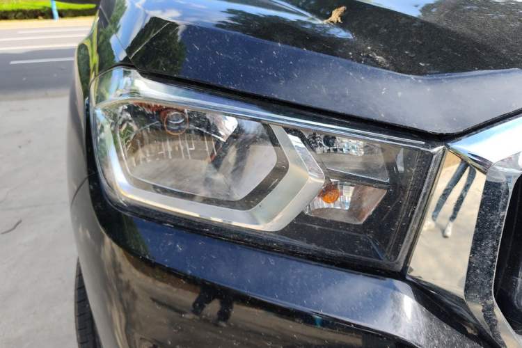 Used SAIC MAXUS T60 2026 Model 2.0T Manual Diesel Four-Wheel Drive Long Box Wheel Package—Comfort Edition Right Front Headlight