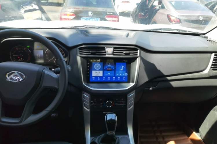 Used SAIC MAXUS T60 2026 Model 2.0T Manual Diesel Two-Wheel Drive Long Box Wheel Package—Comfort Edition Audio And AC Panel