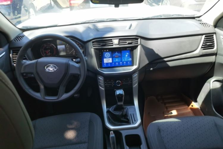Used SAIC MAXUS T60 2026 Model 2.0T Manual Diesel Two-Wheel Drive Long Box Wheel Package—Comfort Edition Center Console
