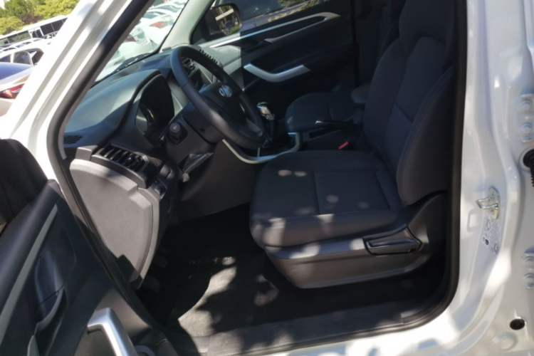 Used SAIC MAXUS T60 2026 Model 2.0T Manual Diesel Two-Wheel Drive Long Box Wheel Package—Comfort Edition Left Front Seat