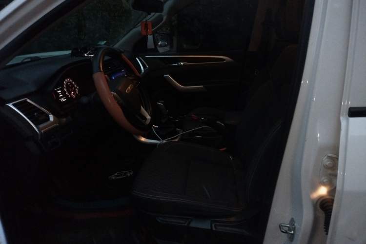 Used SAIC MAXUS T70 2021 2.0T Facelift Diesel Manual Two-Wheel Drive Entry-Level Version with Long Bed and High Ground Clearance Left Front Seat