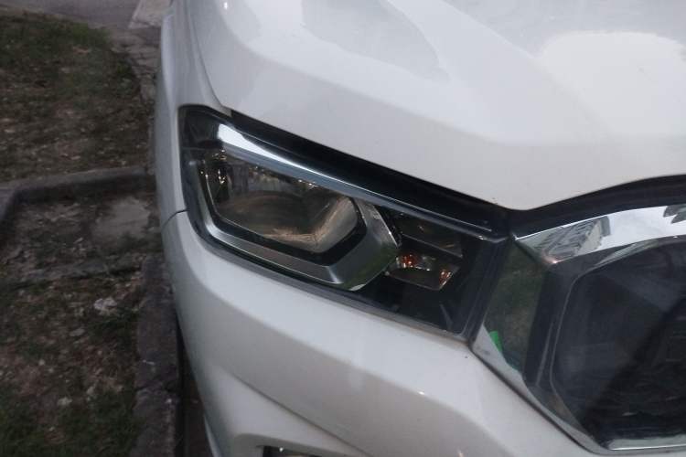 Used SAIC MAXUS T70 2021 2.0T Facelift Diesel Manual Two-Wheel Drive Entry-Level Version with Long Bed and High Ground Clearance Right Front Headlight