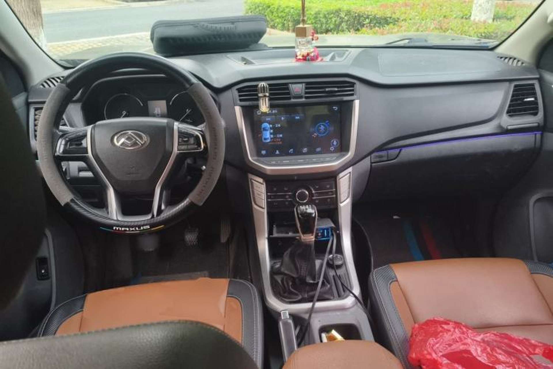 Used SAIC MAXUS T70 2019 2.0T Diesel Manual 4x4 Comfort Edition with Long Bed and High Ground Clearance Center Console