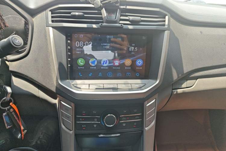 Used SAIC MAXUS T70 2019 2.0T Diesel Automatic Two-Wheel Drive Comfort Edition with Long Bed and High Ground Clearance Audio And AC Panel