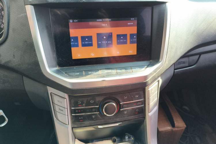 Used SAIC MAXUS T70 2019 2.0T Diesel Manual Two-Wheel Drive Comfort Version with Long Body and High Ground Clearance Audio And AC Panel