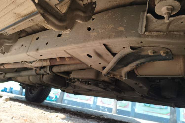 Used SAIC MAXUS T70 2019 2.0T Diesel Manual Two-Wheel Drive Comfort Version with Long Body and High Ground Clearance Chassis Front Right