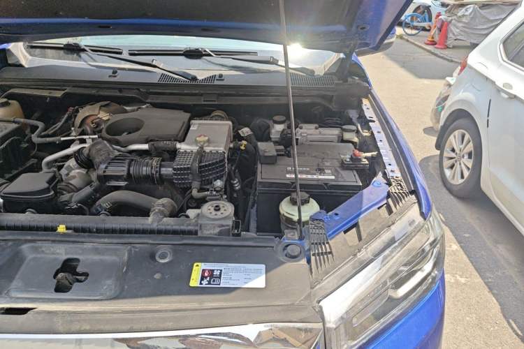 Used SAIC MAXUS T70 2019 2.0T Diesel Automatic Two-Wheel Drive Comfort Edition with Long Bed and High Ground Clearance Engine Bay Left