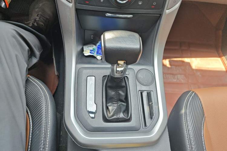 Used SAIC MAXUS T70 2019 2.0T Diesel Automatic Two-Wheel Drive Comfort Edition with Long Bed and High Ground Clearance Gear Lever