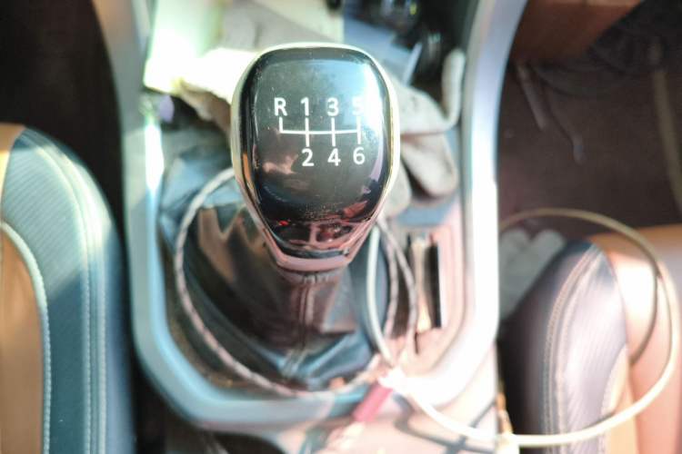 Used SAIC MAXUS T70 2019 2.0T Diesel Manual Two-Wheel Drive Comfort Version with Long Body and High Ground Clearance Gear Lever