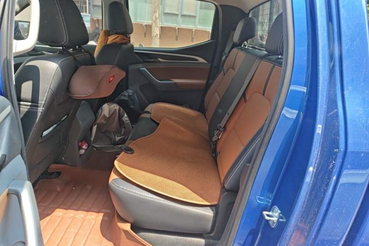 Used SAIC MAXUS T70 2019 2.0T Diesel Automatic Two-Wheel Drive Comfort Edition with Long Bed and High Ground Clearance Left Rear Seat