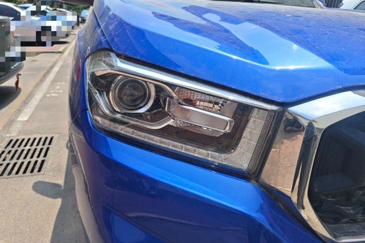Used SAIC MAXUS T70 2019 2.0T Diesel Automatic Two-Wheel Drive Comfort Edition with Long Bed and High Ground Clearance Right Front Headlight