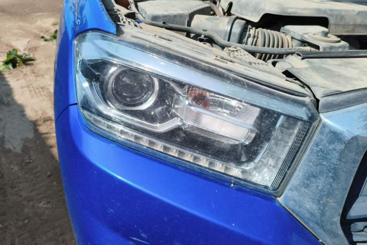 Used SAIC MAXUS T70 2019 2.0T Diesel Manual Two-Wheel Drive Comfort Version with Long Body and High Ground Clearance Right Front Headlight