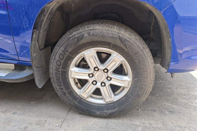 Used SAIC MAXUS T70 2019 2.0T Diesel Automatic Two-Wheel Drive Comfort Edition with Long Bed and High Ground Clearance Right Front Wheel Hub