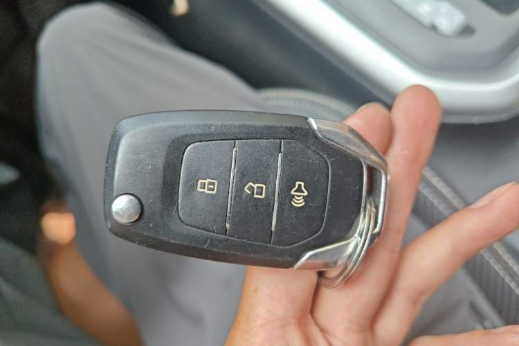 Used SAIC MAXUS T70 2019 2.0T Diesel Automatic Two-Wheel Drive Comfort Edition with Long Bed and High Ground Clearance Vehicle Key