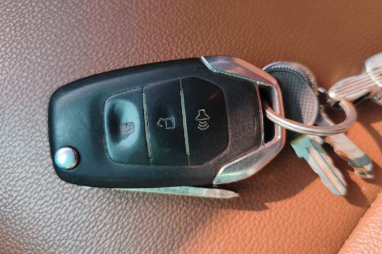 Used SAIC MAXUS T70 2019 2.0T Diesel Manual Two-Wheel Drive Comfort Version with Long Body and High Ground Clearance Vehicle Key