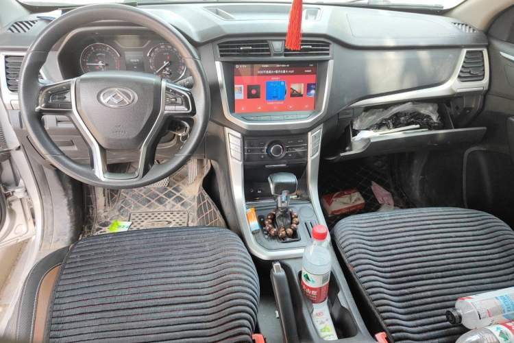 Used SAIC MAXUS T70 2019 2.0T Diesel Automatic Two-Wheel Drive Comfort Edition with Long Bed and High Ground Clearance Center Console