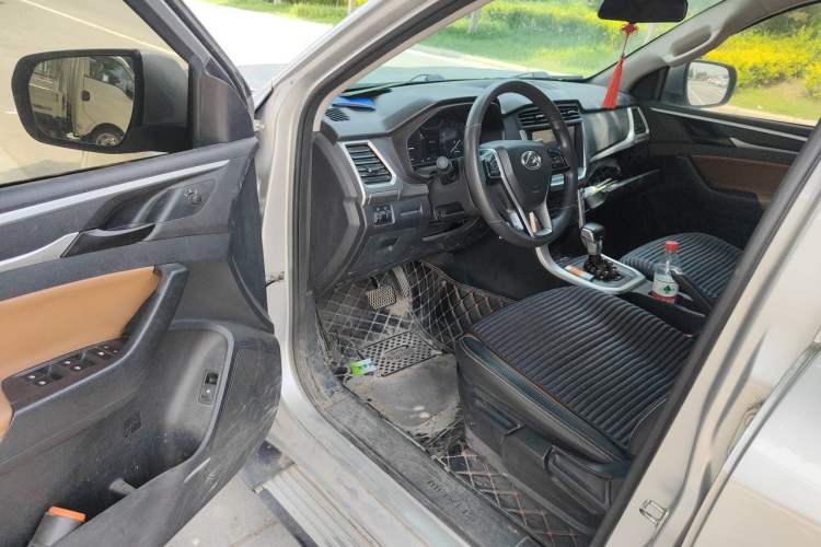 Used SAIC MAXUS T70 2019 2.0T Diesel Automatic Two-Wheel Drive Comfort Edition with Long Bed and High Ground Clearance Driver Seat