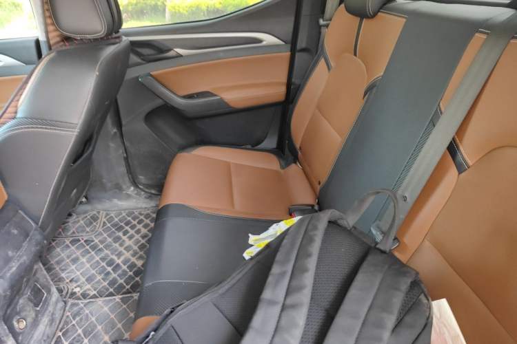 Used SAIC MAXUS T70 2019 2.0T Diesel Automatic Two-Wheel Drive Comfort Edition with Long Bed and High Ground Clearance Left Rear Seat