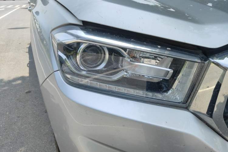 Used SAIC MAXUS T70 2019 2.0T Diesel Automatic Two-Wheel Drive Comfort Edition with Long Bed and High Ground Clearance Right Front Headlight