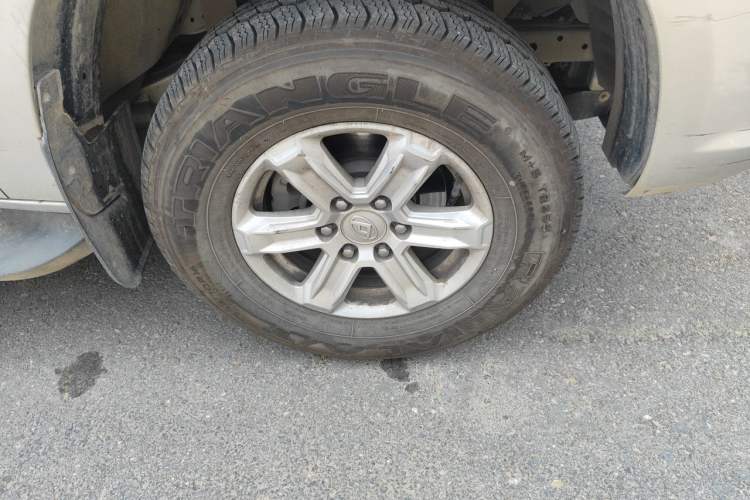 Used SAIC MAXUS T70 2019 2.0T Diesel Automatic Two-Wheel Drive Comfort Edition with Long Bed and High Ground Clearance Right Front Wheel Hub