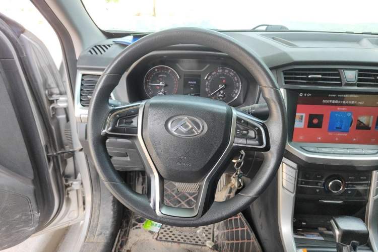 Used SAIC MAXUS T70 2019 2.0T Diesel Automatic Two-Wheel Drive Comfort Edition with Long Bed and High Ground Clearance Steering Wheel