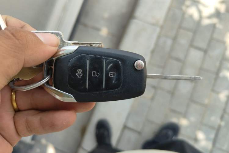 Used SAIC MAXUS T70 2019 2.0T Diesel Automatic Two-Wheel Drive Comfort Edition with Long Bed and High Ground Clearance Vehicle Key