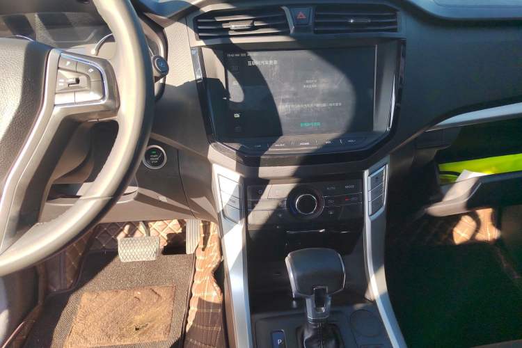 Used SAIC MAXUS T70 2019 2.0T Diesel Automatic Two-Wheel Drive Luxury Version with Long Body and High Ground Clearance Audio And AC Panel