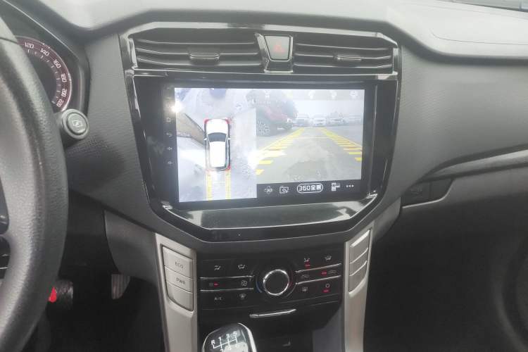Used SAIC MAXUS T70 2019 2.0T Diesel Manual Two-Wheel Drive Comfort Version Standard Box High Chassis Audio And AC Panel