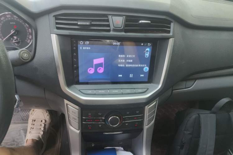 Used SAIC MAXUS T70 2019 2.0T Diesel Automatic Two-Wheel Drive Comfort Edition Standard Box with High Chassis Audio And AC Panel