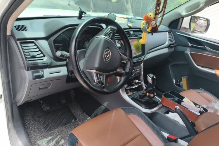 Used SAIC MAXUS T70 2019 2.0T Diesel Manual Two-Wheel Drive Comfort Version with Long Body and High Ground Clearance Center Console