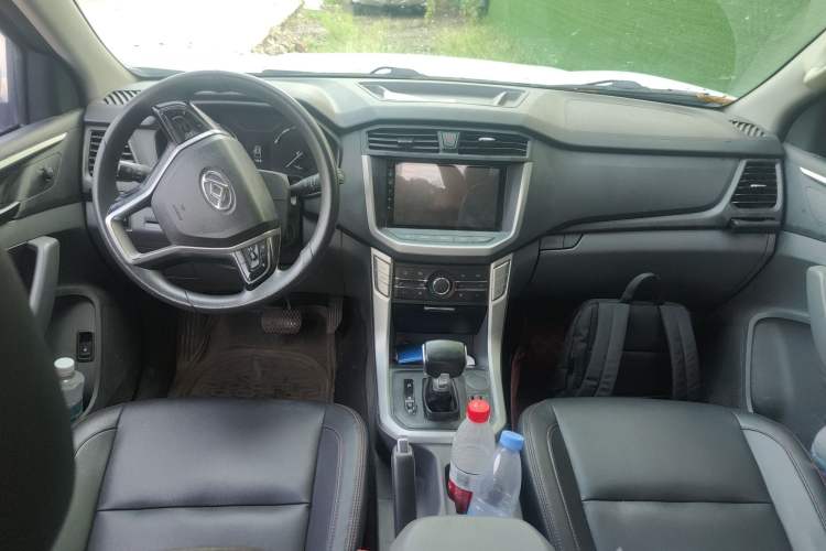Used SAIC MAXUS T70 2019 2.0T Diesel Automatic Two-Wheel Drive Comfort Edition Standard Box with High Chassis Center Console