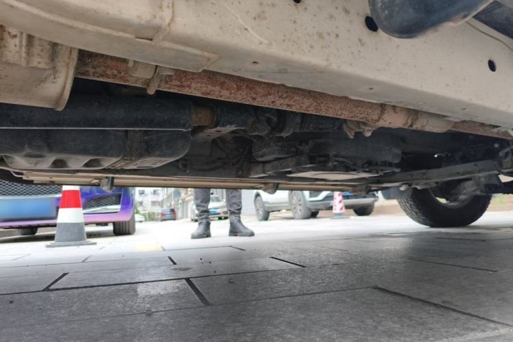 Used SAIC MAXUS T70 2019 2.0T Diesel Manual Two-Wheel Drive Comfort Version with Long Body and High Ground Clearance Chassis Rear Right