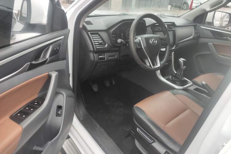 Used SAIC MAXUS T70 2019 2.0T Diesel Manual Two-Wheel Drive Comfort Version Standard Box High Chassis Driver Seat