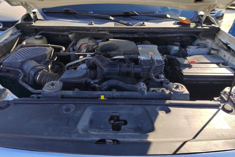Used SAIC MAXUS T70 2019 2.0T Diesel Automatic Two-Wheel Drive Luxury Version with Long Body and High Ground Clearance Engine Bay