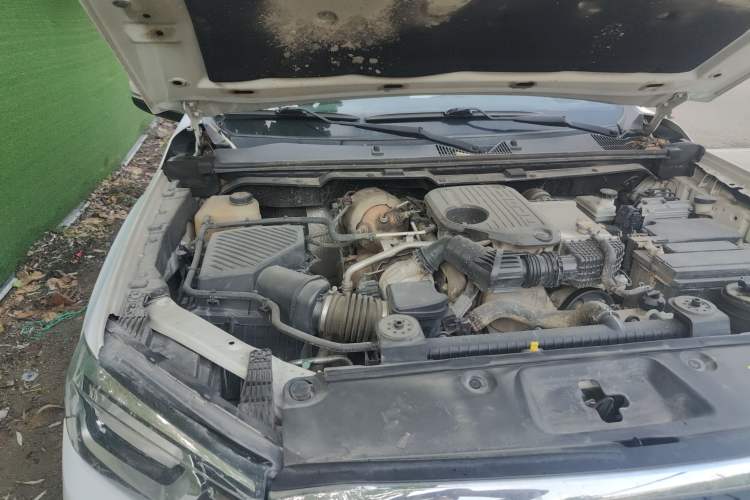 Used SAIC MAXUS T70 2019 2.0T Diesel Automatic Two-Wheel Drive Comfort Edition Standard Box with High Chassis Engine Bay Right
