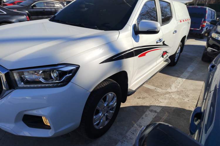 Used SAIC MAXUS T70 2019 2.0T Diesel Automatic Two-Wheel Drive Luxury Version with Long Body and High Ground Clearance Exterior 3
