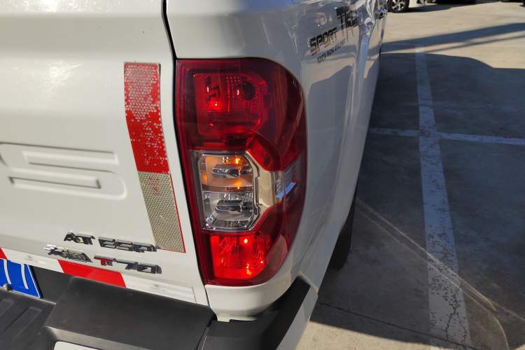 Used SAIC MAXUS T70 2019 2.0T Diesel Automatic Two-Wheel Drive Luxury Version with Long Body and High Ground Clearance Exterior 6