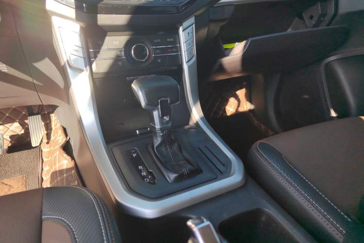 Used SAIC MAXUS T70 2019 2.0T Diesel Automatic Two-Wheel Drive Luxury Version with Long Body and High Ground Clearance Gear Lever