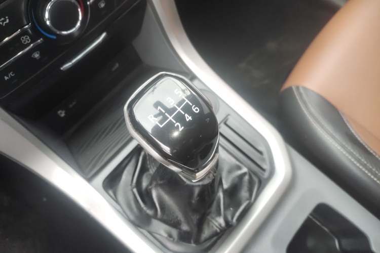 Used SAIC MAXUS T70 2019 2.0T Diesel Manual Two-Wheel Drive Comfort Version Standard Box High Chassis Gear Lever