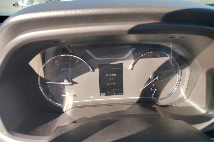 Used SAIC MAXUS T70 2019 2.0T Diesel Automatic Two-Wheel Drive Luxury Version with Long Body and High Ground Clearance Instrument Cluster
