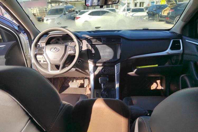 Used SAIC MAXUS T70 2019 2.0T Diesel Automatic Two-Wheel Drive Luxury Version with Long Body and High Ground Clearance Interior 2