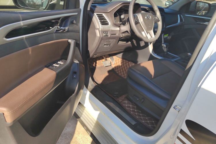 Used SAIC MAXUS T70 2019 2.0T Diesel Automatic Two-Wheel Drive Luxury Version with Long Body and High Ground Clearance Interior 3