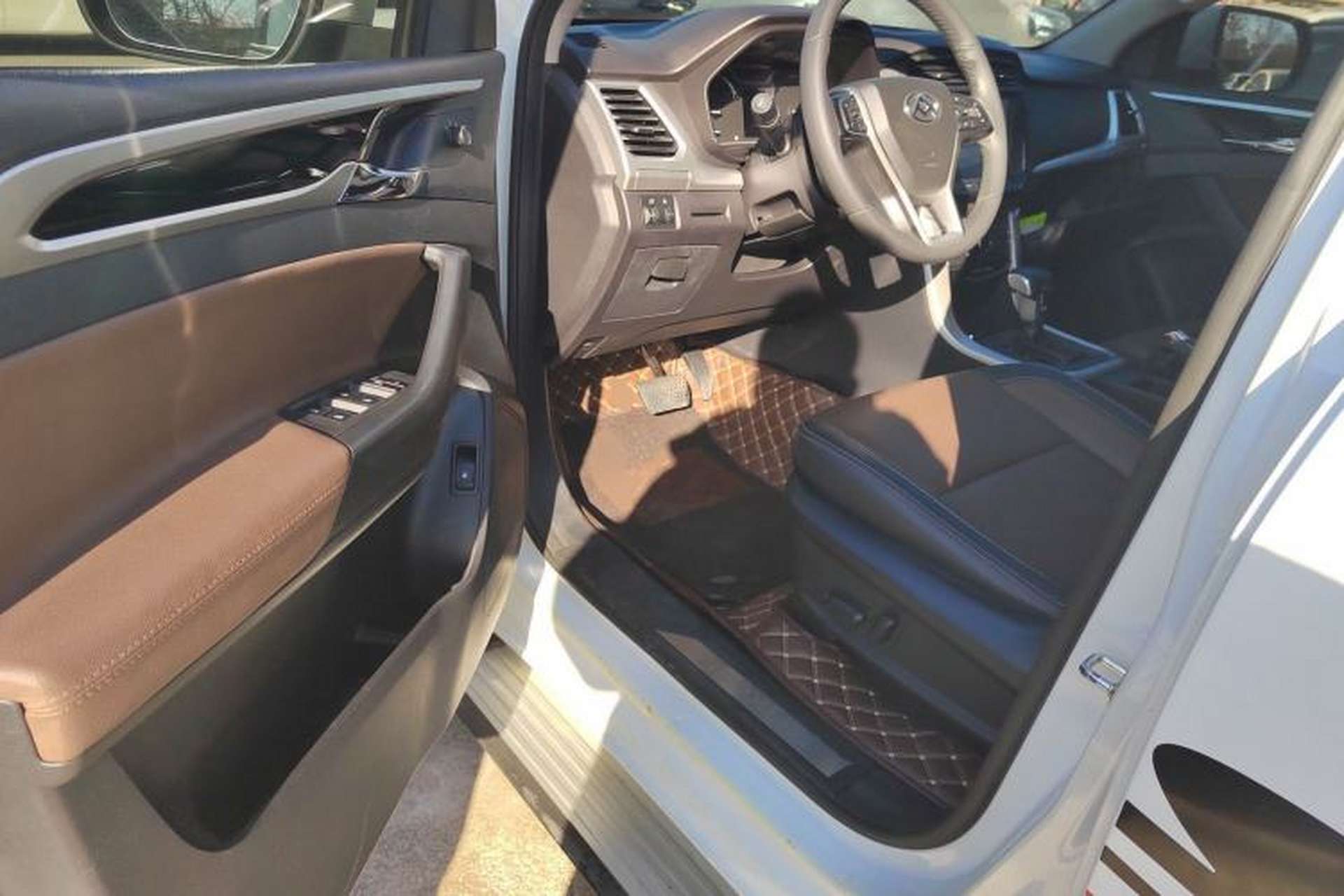 Used SAIC MAXUS T70 2019 2.0T Diesel Automatic Two-Wheel Drive Luxury Version with Long Body and High Ground Clearance Interior 3