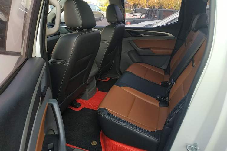 Used SAIC MAXUS T70 2019 2.0T Diesel Automatic 4x4 Comfort Version Standard Box High Ground Clearance Interior 4