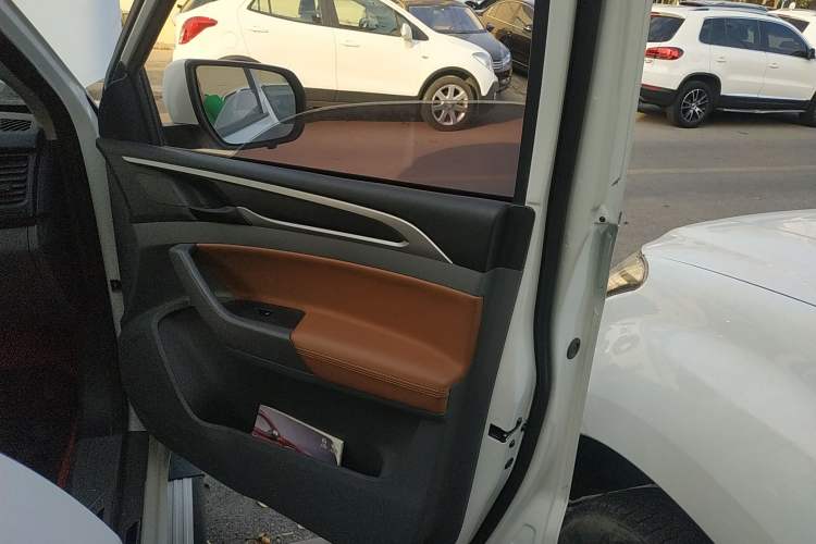 Used SAIC MAXUS T70 2019 2.0T Diesel Automatic 4x4 Comfort Version Standard Box High Ground Clearance Interior 5