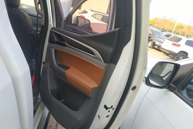 Used SAIC MAXUS T70 2019 2.0T Diesel Automatic 4x4 Comfort Version Standard Box High Ground Clearance Interior 6