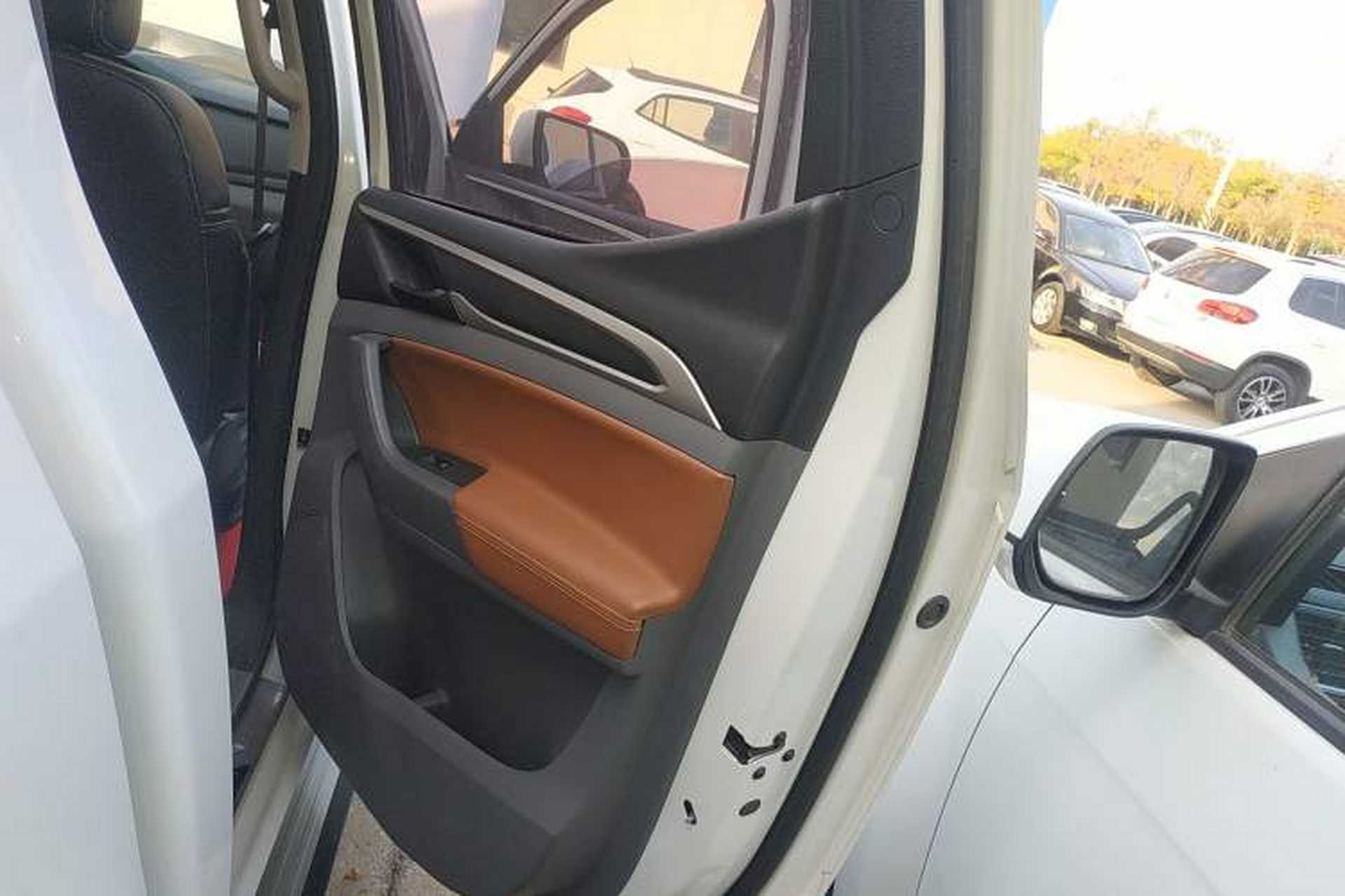 Used SAIC MAXUS T70 2019 2.0T Diesel Automatic 4x4 Comfort Version Standard Box High Ground Clearance Interior 6