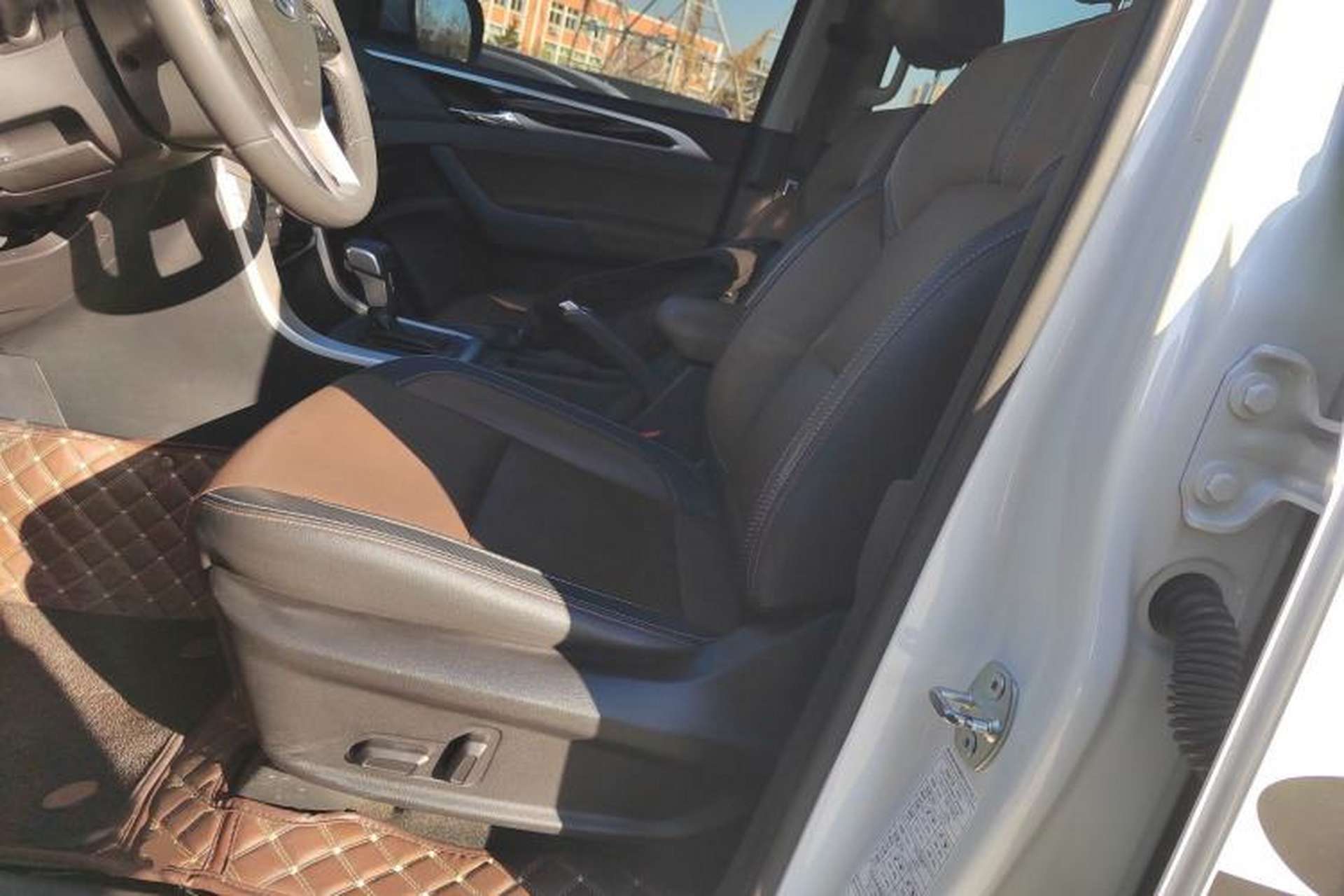 Used SAIC MAXUS T70 2019 2.0T Diesel Automatic Two-Wheel Drive Luxury Version with Long Body and High Ground Clearance Left Front Seat