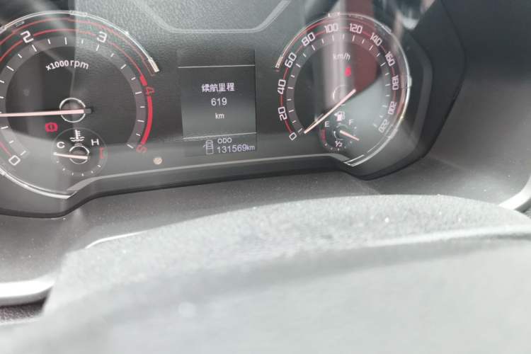 Used SAIC MAXUS T70 2019 2.0T Diesel Manual Two-Wheel Drive Comfort Version with Long Body and High Ground Clearance Odometer Close Up